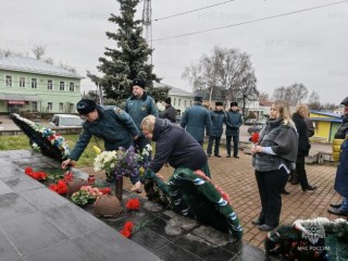«Невозможное», ставшее историей: зачем пожарные, ветераны и жители села Рогачево каждую зиму собираются у одного памятника