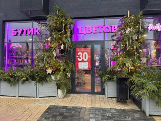 Новогодний блеск: красногорские магазины преображаются к празднику