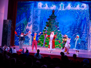 Снегурочка, клоуны и подарки: как прошли детские елки в «Костино»