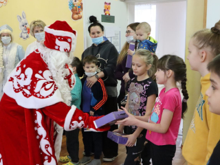 Новогоднее чудо в «Доброй комнате»: Дед Мороз пришел к детям в больницу