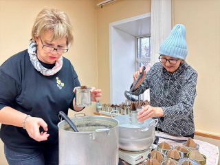 Активисты-пенсионеры передали на фронт новую партию окопных свечей