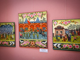 Полгода на одну картину: художники изобразили Клин в уникальной технике городецкой росписи