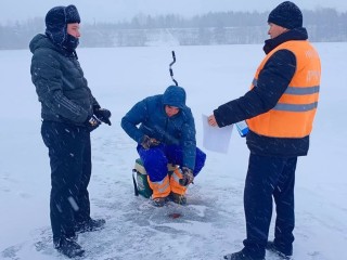 Специалисты МЧС проверяют состояние льда в Орехово-Зуеве