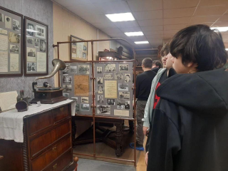 В музее Балашихи открыли тайны прошлого: студенты увидели старинную одежду и ремесленные изделия