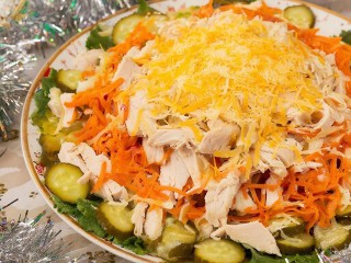 «Это шедевр!»: салат «Лисичка» покорит сердца гостей и домочадцев в новогоднюю ночь