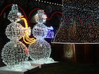 Парящая елка и шары-великаны: «музей» новогодних игрушек под открытым небом открыт в Дзержинском