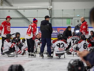 С поля боя на хоккейное: легенды отечественного спорта вручили ветеранам СВО разрядные книжки