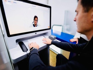 Лицом к лицу с экраном: зачем 1350 человек пришли в «офис без кабинок»