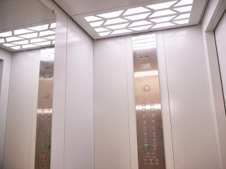 Подростки, попросившиеся погреться, разрисовали лифт в доме на Дирижабельной улице