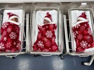 Первых «декабрят» запеленали в костюмы Деда Мороза в перинатальном центре в Балашихе