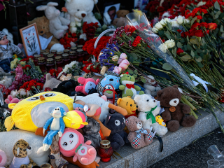 Запомнят навсегда: возле Успенской школы появился стихийный мемориал