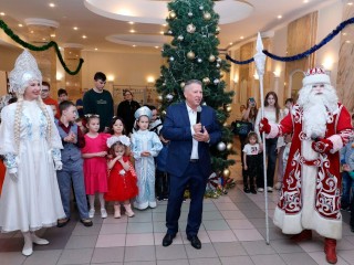 Первыми на «Елку главы» в ДК «Вперед» пришли дети участников СВО