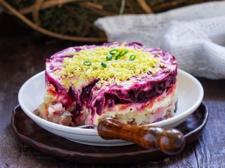 Что не так с новогодними салатами? Диетолог назвала подводные камни любимых блюд