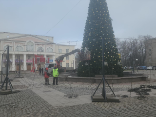 Первые огни новогодней иллюминации включили на площади Собина