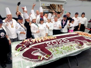 Гигантскую «Сельдь под шубой» в форме лошади приготовили кулинары