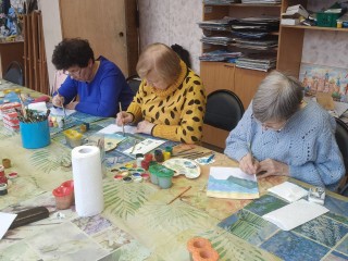 Обучать азам изобразительного искусства пенсионеров из Котельников продолжат с 12 января 2026 года