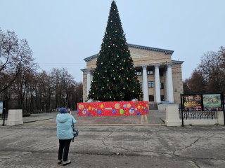 Нарядные елки, иллюминация и фотозоны: город преобразили к Новому году