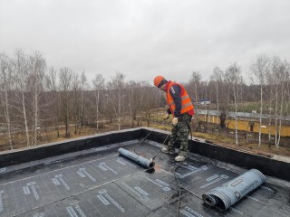 Новый «пирог» крыши укладывают в белоозерском лицее в ходе капремонта