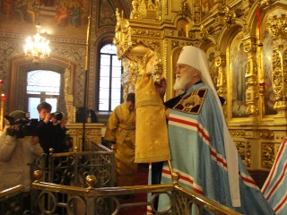 Митрополит Павел возглавил богослужение в Александро-Невском храме 6 декабря