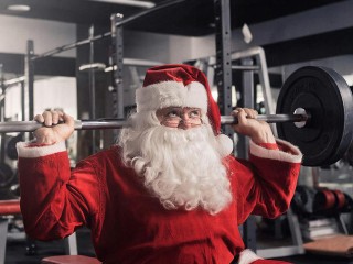 Дед Мороз купил абонемент в качалку ради Снежной бабы