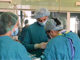 Три часа борьбы за жизнь: врачи спасли 67-летнего пациента с аневризмой брюшной аорты