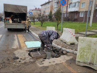 Дорожная бригада за час обновила покрытие у ливневки в Истре