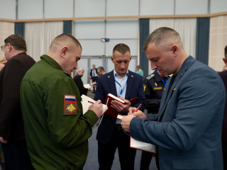 Не просто разговоры: как на семинаре учат помогать участникам СВО