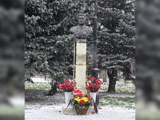 Бюст легендарного маршала авиации Александра Колдунова открыт в Электроуглях