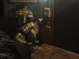 Крики о помощи за закрытой дверью: как пожарные оказали помощь медикам в спасении пожилой пары в Шатуре