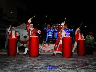 Зажигательную ритмическую феерию устроили Деды Морозы в щелковском парке