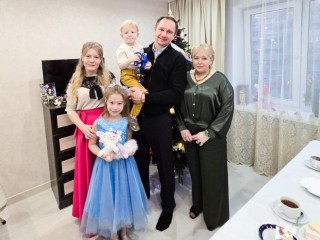 Робот и кукла эльфа: в Красногорске поддержали семью участника СВО под Новый год