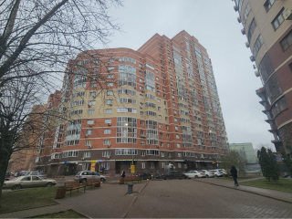 Керамогранит, зеркальная плитка и люстры: подъезды дома по ул. Кирова преобразят до конца года