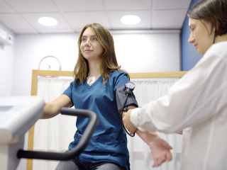 Вода, прогулки и крепкий сон: терапевт раскрыла правила здорового человека