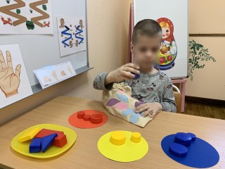 Магия цветных фигур: в Электростали дефектологи используют уникальную методику венгерского математика