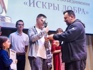 Лучших волонтеров года наградили переходящим кубком в Пущине