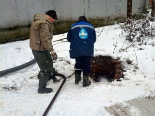 Канализационные засоры удалили коммунальщики на улицах в центре Пушкино