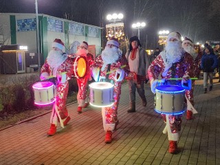 Шествие Дедов Морозов с барабанами открыло в Кашире зимний сезон