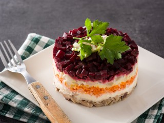 Новая селедка под шубой: легкий закусочный торт собирает бронницкая шефиня