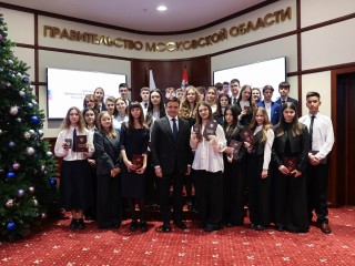 Гордость Орехово-Зуева: волонтер и молодой пилот получил паспорт из рук губернатора