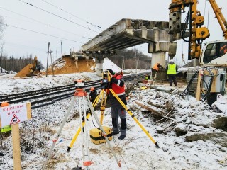 На путепроводе соединяющем старое Симферопольское шоссе и трассу М2 «Крым» возводят новый мост