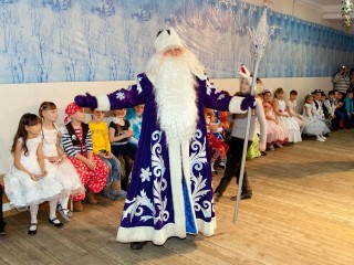 В Серпуховском округе началась выдача билетов для разных категорий детей на новогодние благотворительные елки