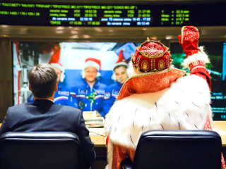 Дед Мороз заглянул в Центр управления полетами и вышел на связь с космонавтами