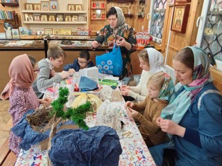 Детей в Пушкинском округе научили делать рождественские композиции и вертепы