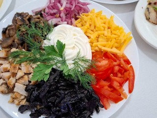 Соцсети против классики? Топ салатов, которые гости сметут с новогоднего стола первыми