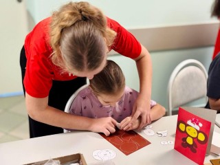 От больничной палаты до окопа: путешествие фетровых Чебурашек от детей к солдатам