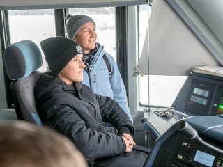 Подросток из Подмосковья впервые сел за пульт электропоезда благодаря акции «Елка желаний»