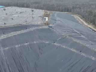 «Одеяло» с десятки футбольных полей: для чего полигон КПО «Восток» накрыли геомембраной и как это скажется на экологии