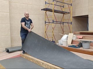 В зале ДК «Луговая» монтируют подсветку и новое покрытие сцены