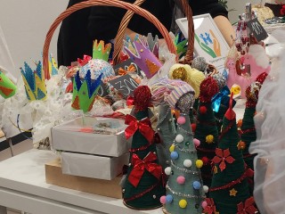 Блины, спектакли и хендмейд: в школе Черноголовки устроили праздник добра и благотворительности