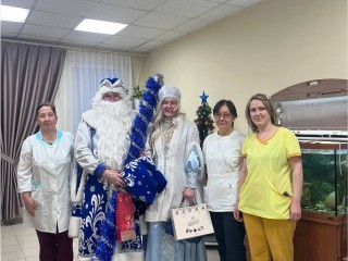 Пациентов Домодедовской больницы поздравили с наступающим Новым годом прямо в палатах